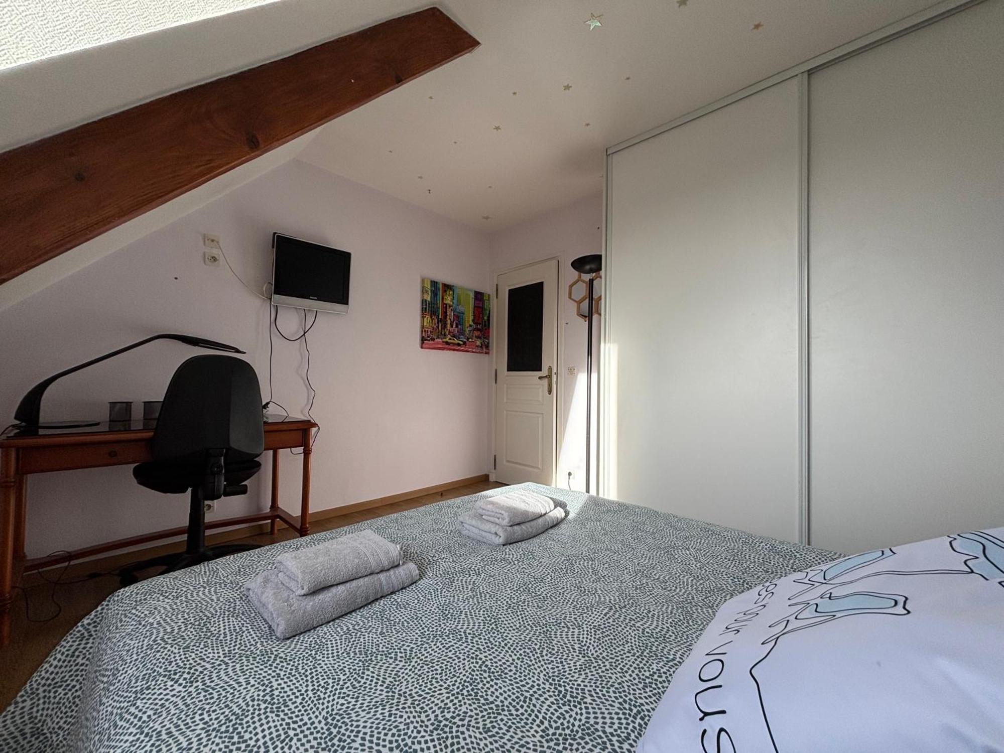 Maison Arromanches: Spacious 5-Bedroom with Garden, Near Beach Tracy-sur-Mer Exterior photo