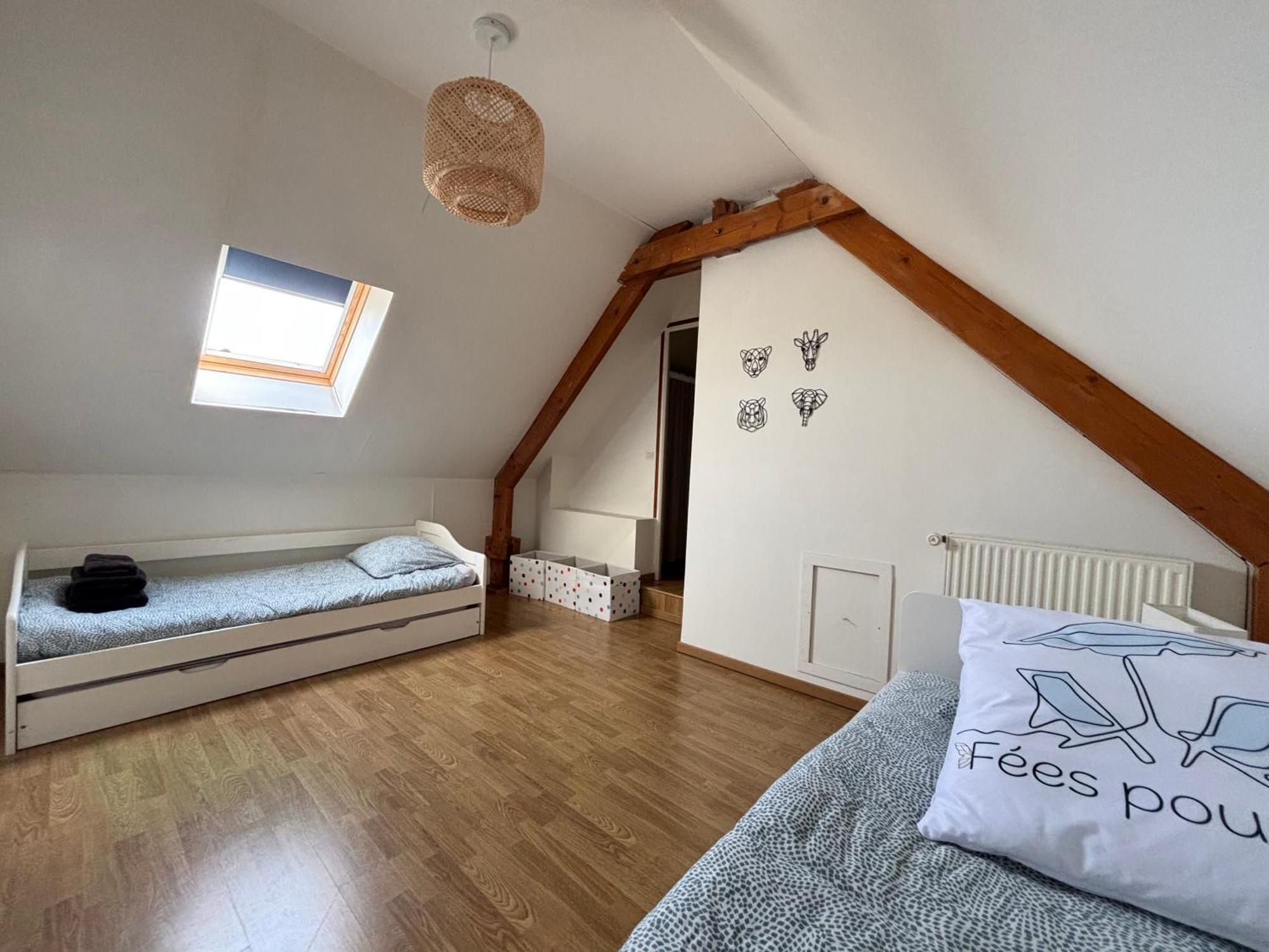 Maison Arromanches: Spacious 5-Bedroom with Garden, Near Beach Tracy-sur-Mer Exterior photo